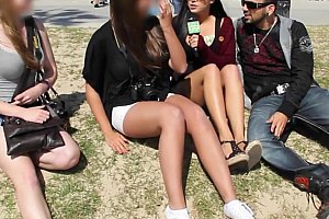 尿尿的妇女赤裸动态图片